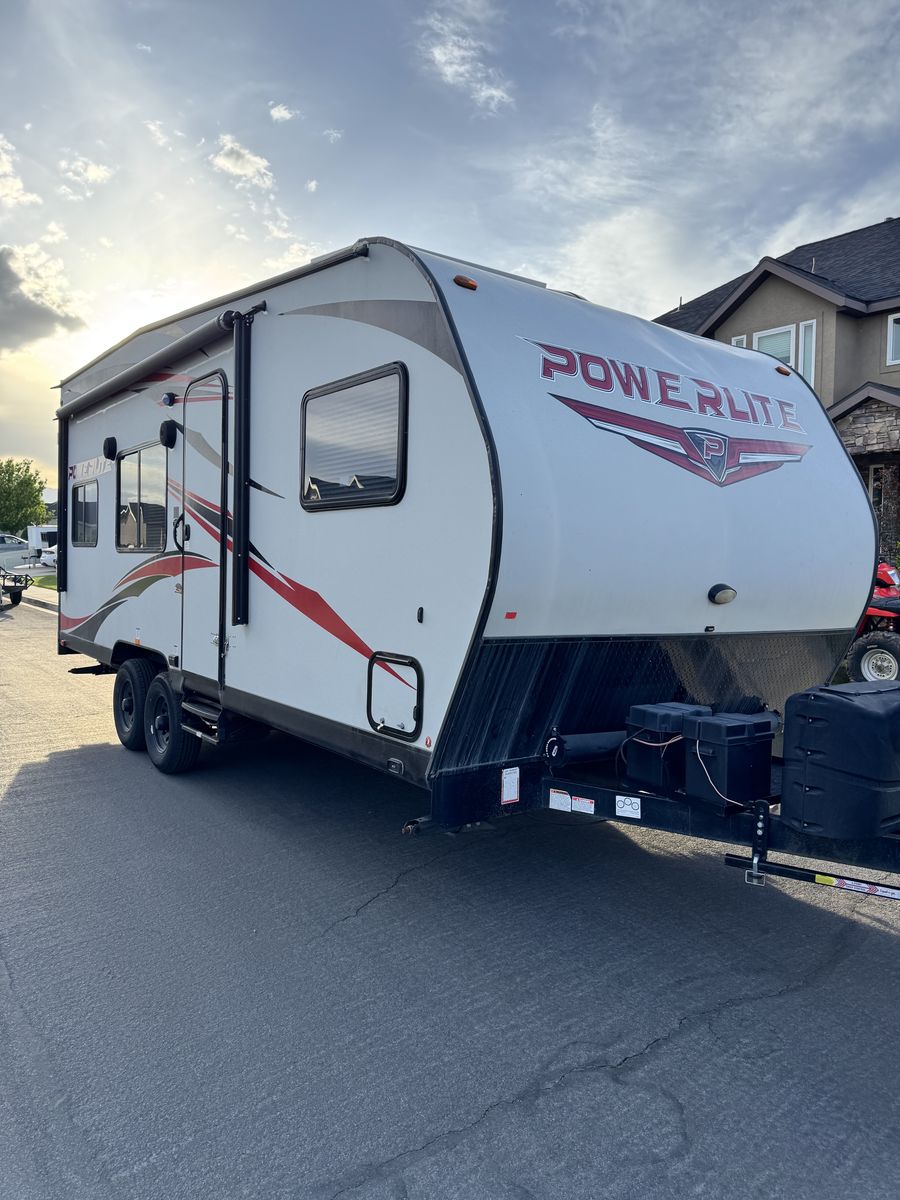 2019ww Pacific Coachworks Powerlite Toy Hauler – Tons of Storage, Solar, New Tires
