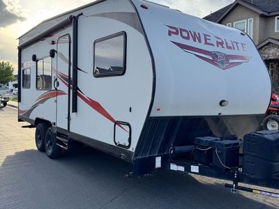 2019ww Pacific Coachworks Powerlite Toy Hauler – Tons of Storage, Solar, New Tires