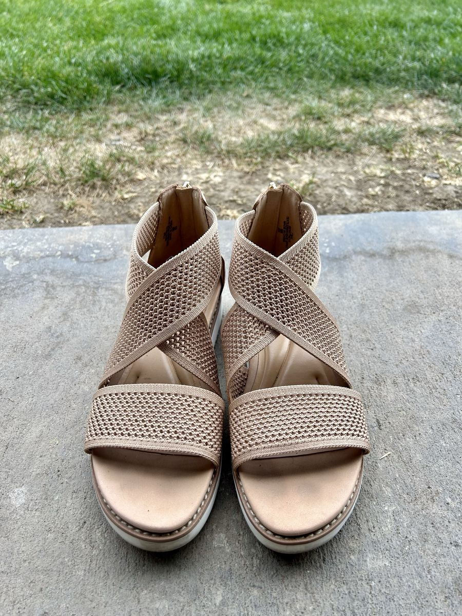 Easy Spirit Women's Wander Flat Sandals in taupe knit