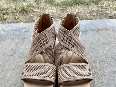 Easy Spirit Women's Wander Flat Sandals in taupe knit