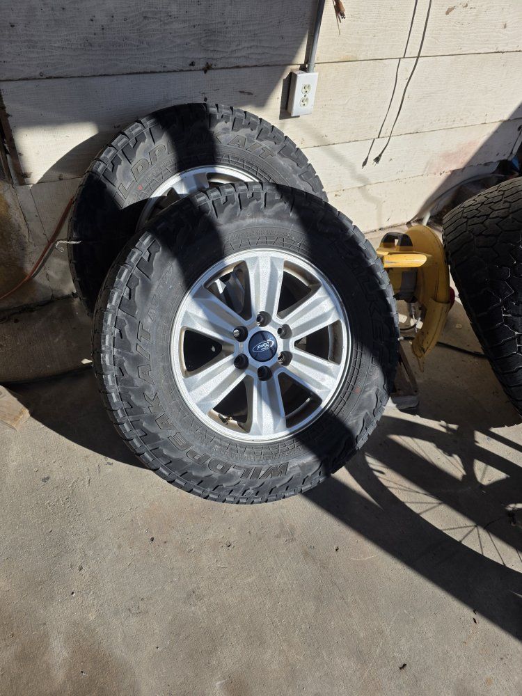 Set 4 tires and wheels 265/70 R17