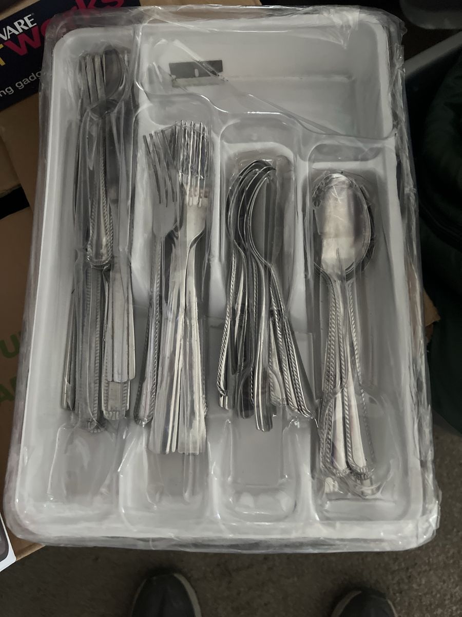 New Cutlery Set - Silverware with Organizer Tray - Forks, Spoons, Knives