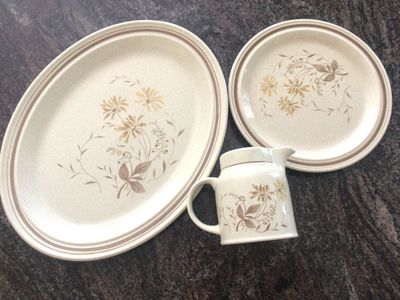 Royal Doulton SANDSPRITE various pieces stoneware, platter, creamers, salad plates