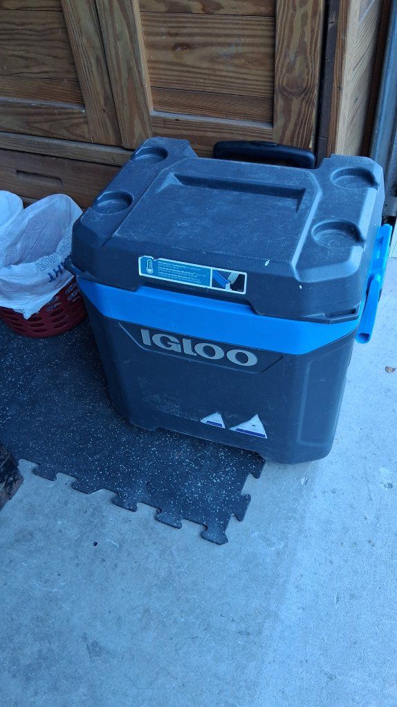 Igloo Cooler, MaxCold Series, Blue/Black, Great for Camping, Picnics, or Beach Days