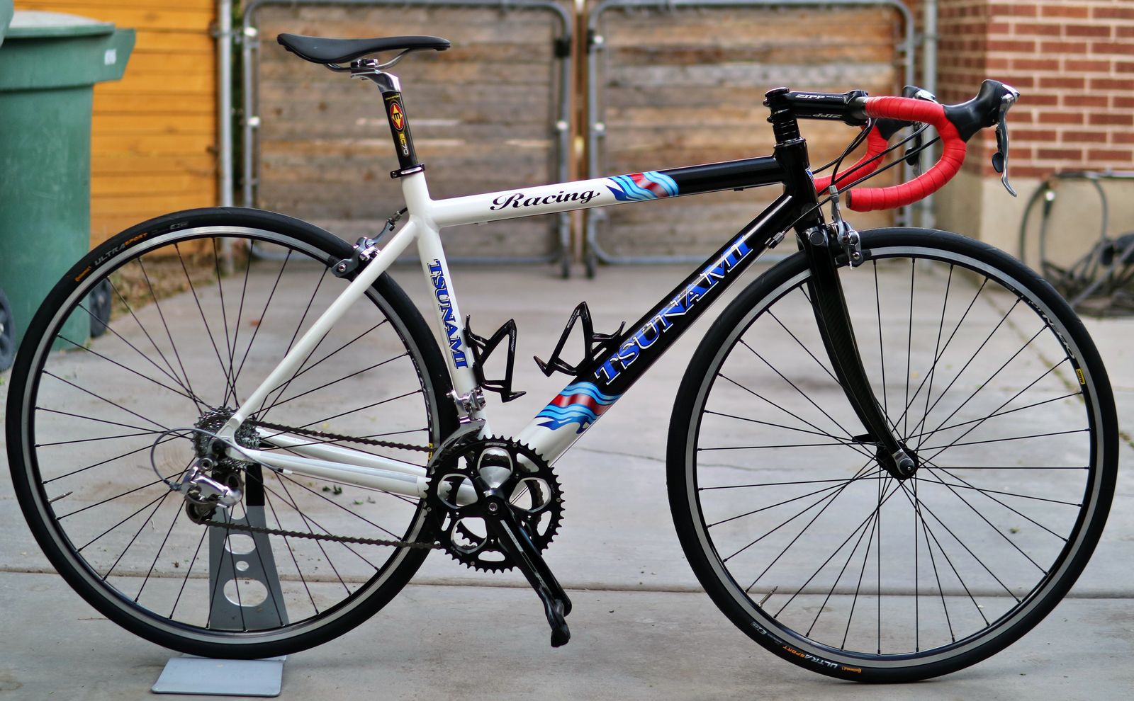TSUNAMI Road Bike (Small) 4"9 TO 5"8