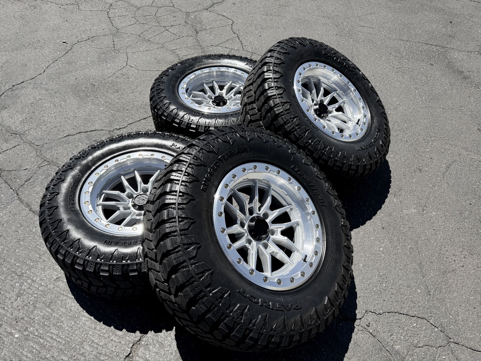 New Silver Lock Krawler LT285/70r17 RT 6x5.5 Chevy