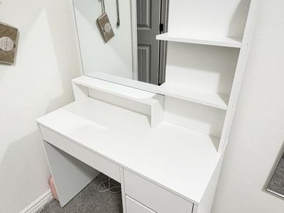 White Vanity (no lights)
