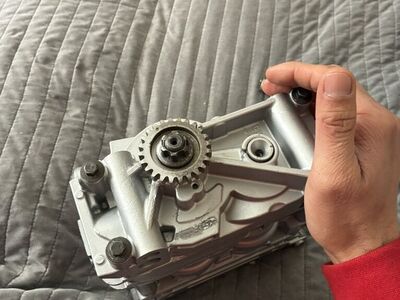 Brand new Metaldyne oil pump and balance shaft 2.4