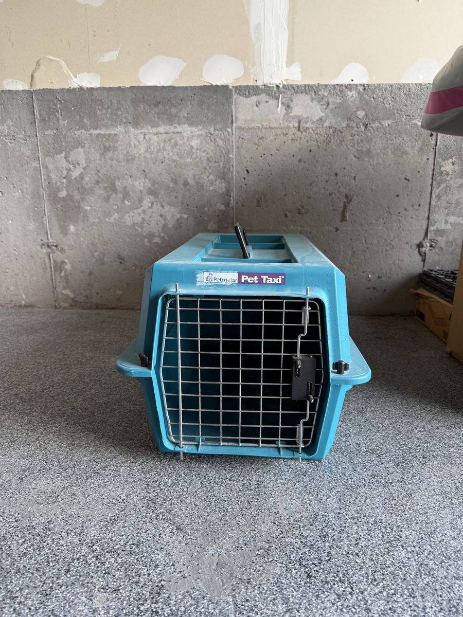Petmate Pet Taxi Blue Hard-Sided Pet Carrier Crate