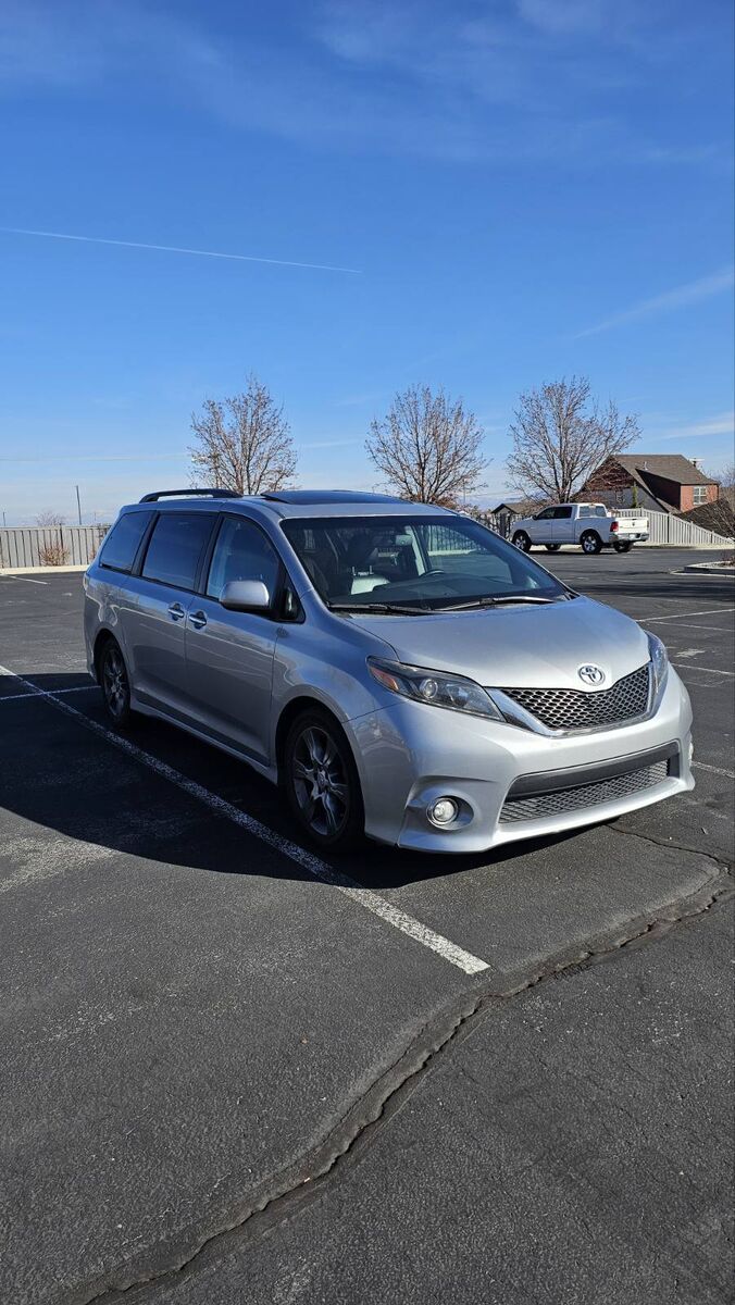 2015 TOYOTA SIENNA SE 8-Passenger