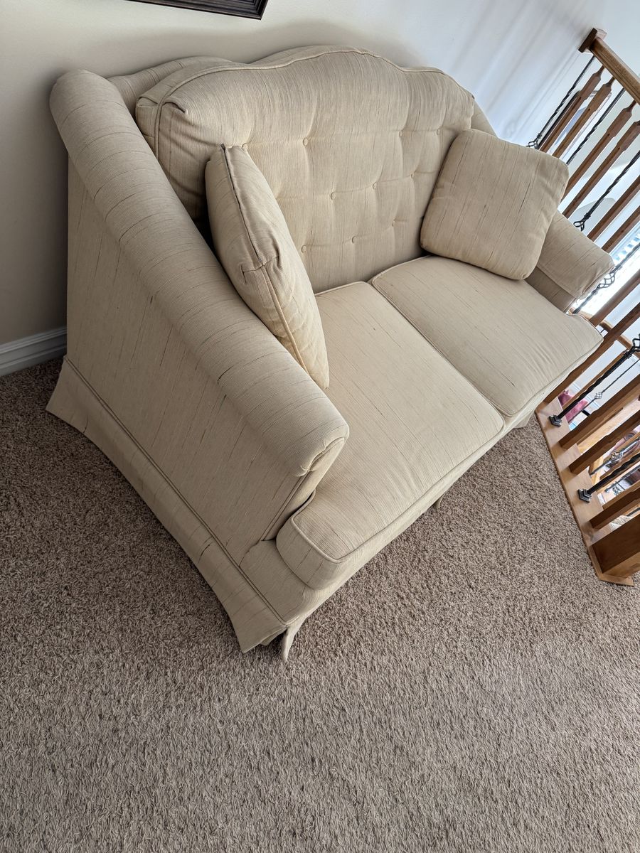 Distinctive Furniture by Gilliam Love Seat
