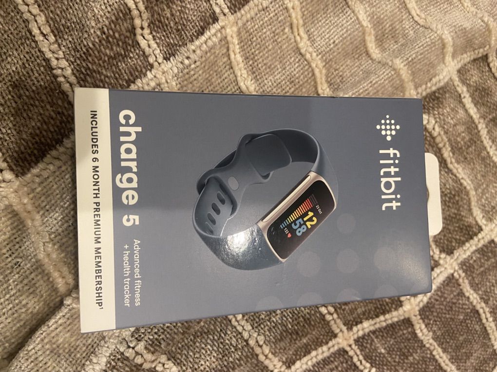 Fitbit Charge 5 Advance Fitness - New