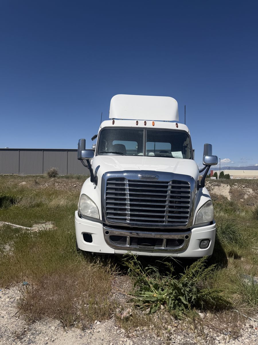 2013-Freightliner-Cascadia- DD13- Fuller 10 Speed- Single Axle-Tractor-