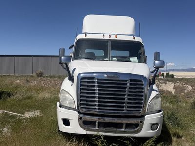 2013-Freightliner-Cascadia- DD13- Fuller 10 Speed- Single Axle-Tractor-