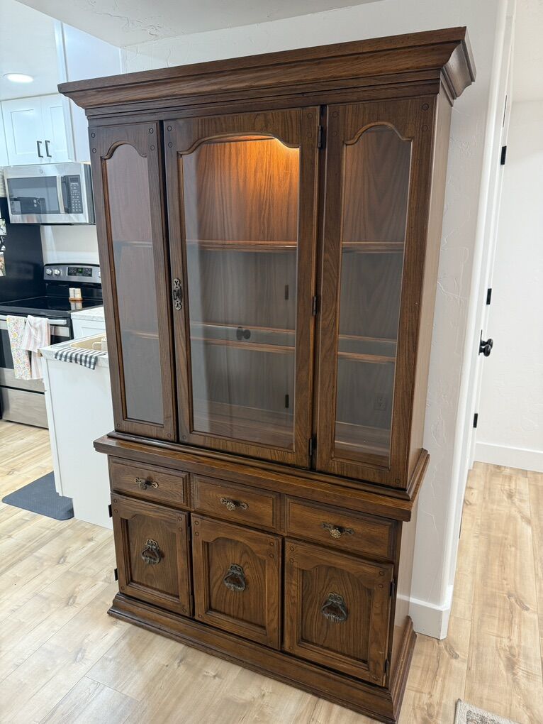 Broyhill Oakcrest China Cabinet / Hutch – Lighted