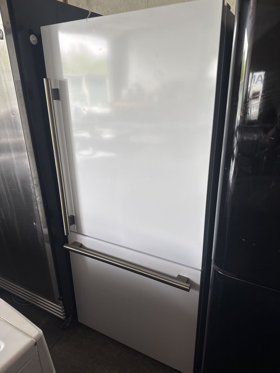 FORNO FFFD1785-31WHT 31" 16.4 Cu. Ft. White French Door Refrigerator with Total No Frost