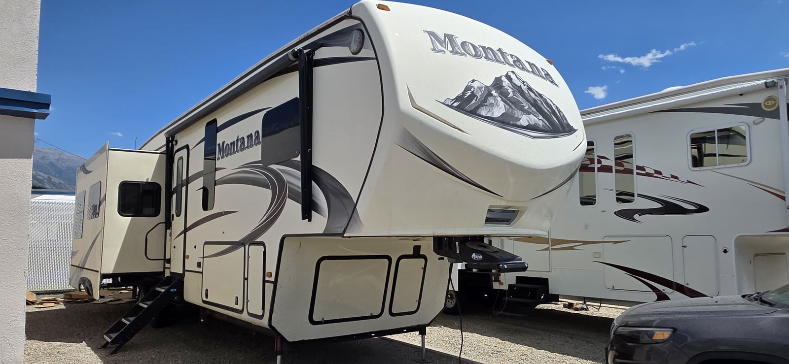 2014 Keystone Montana 5th wheel - 39' - 4 Seasons - 4 Slides