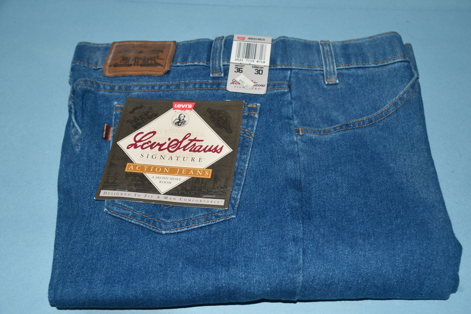 NWT MEN'S "LEVI" SIGNATURE ACTION JEANS ~ SIZE 36 x 30 ~ A SKOSH MORE ROOM ~ NEVER WORN!