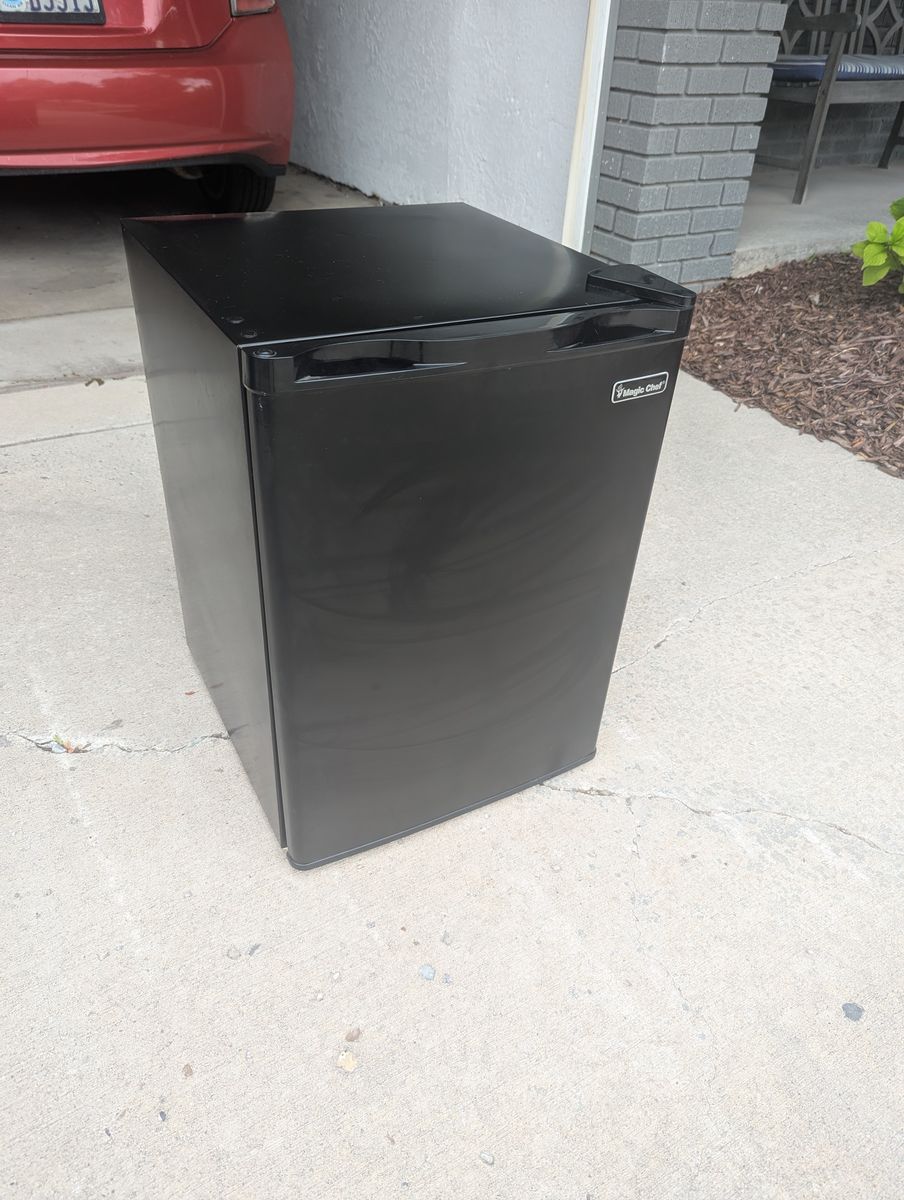 Small dorm fridge / mini fridge