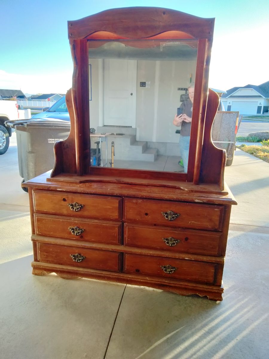 6 Drawer dresser w/ mirror
