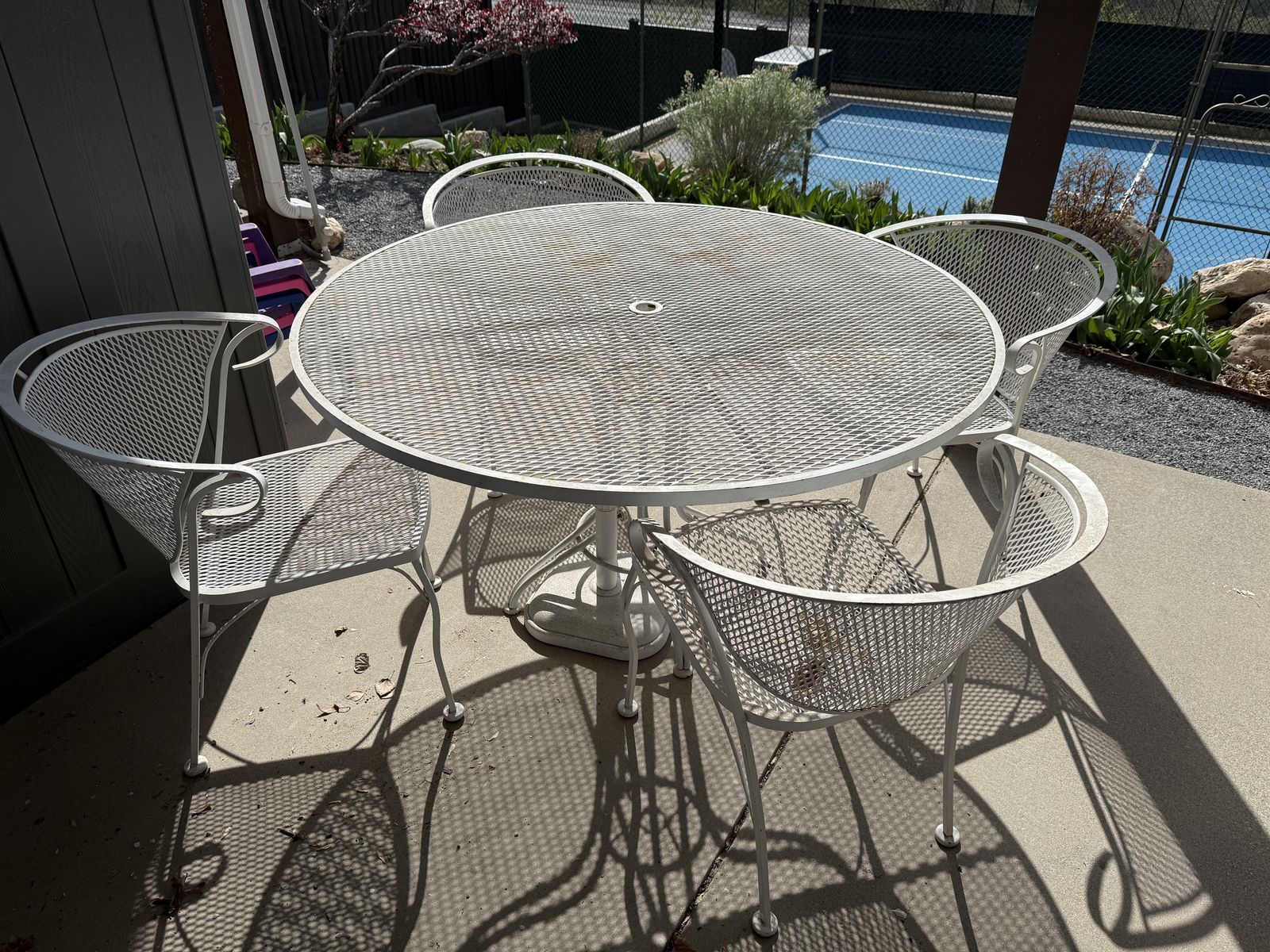 Vintage metal patio table & 6 chairs