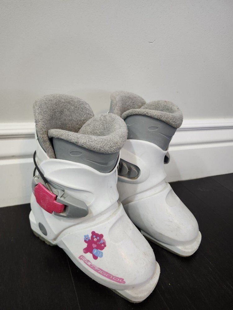Little kid's Rossignol skis boots size 17.5