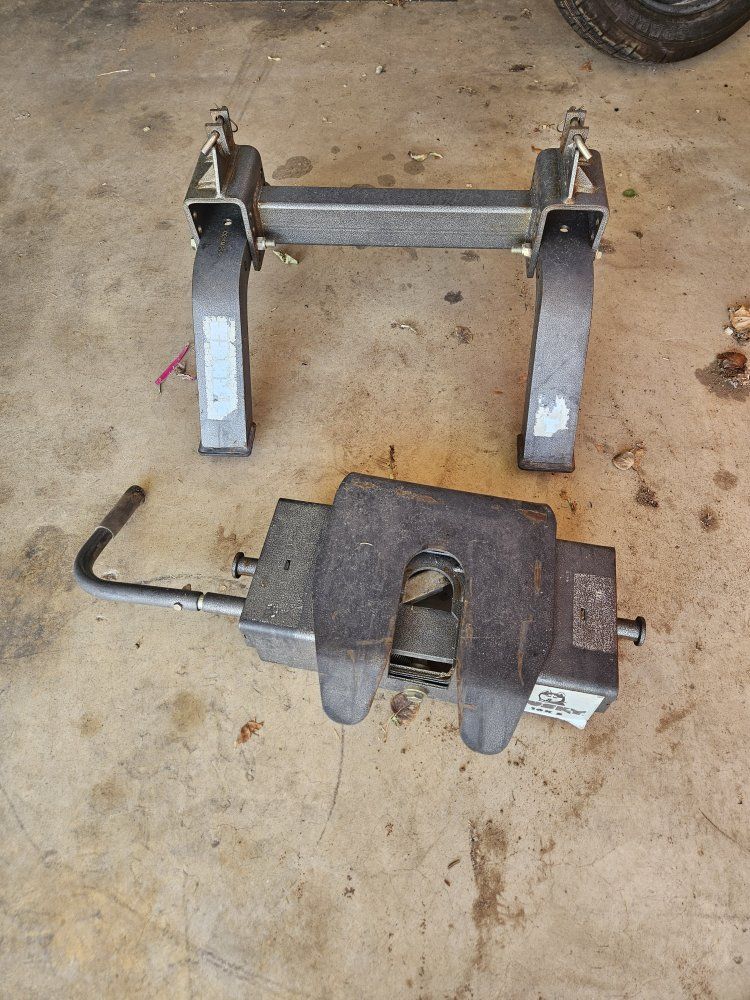 Husky 16KS 5th Wheel Trailer Hitch & Mounting Frame - Used 16,000 lbs Capacity