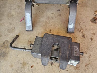 Husky 16KS 5th Wheel Trailer Hitch & Mounting Frame - Used 16,000 lbs Capacity
