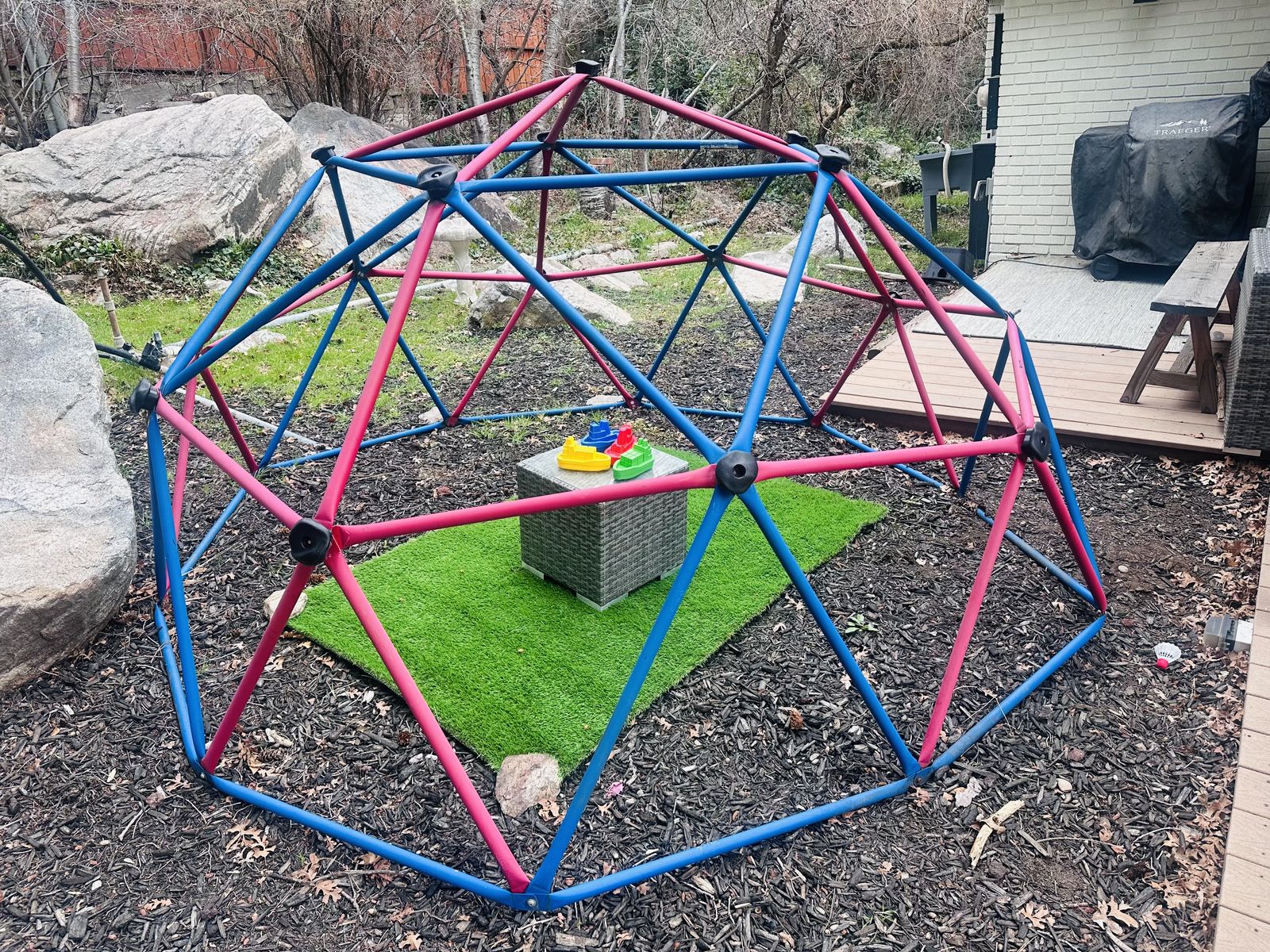 Climbing dome spider