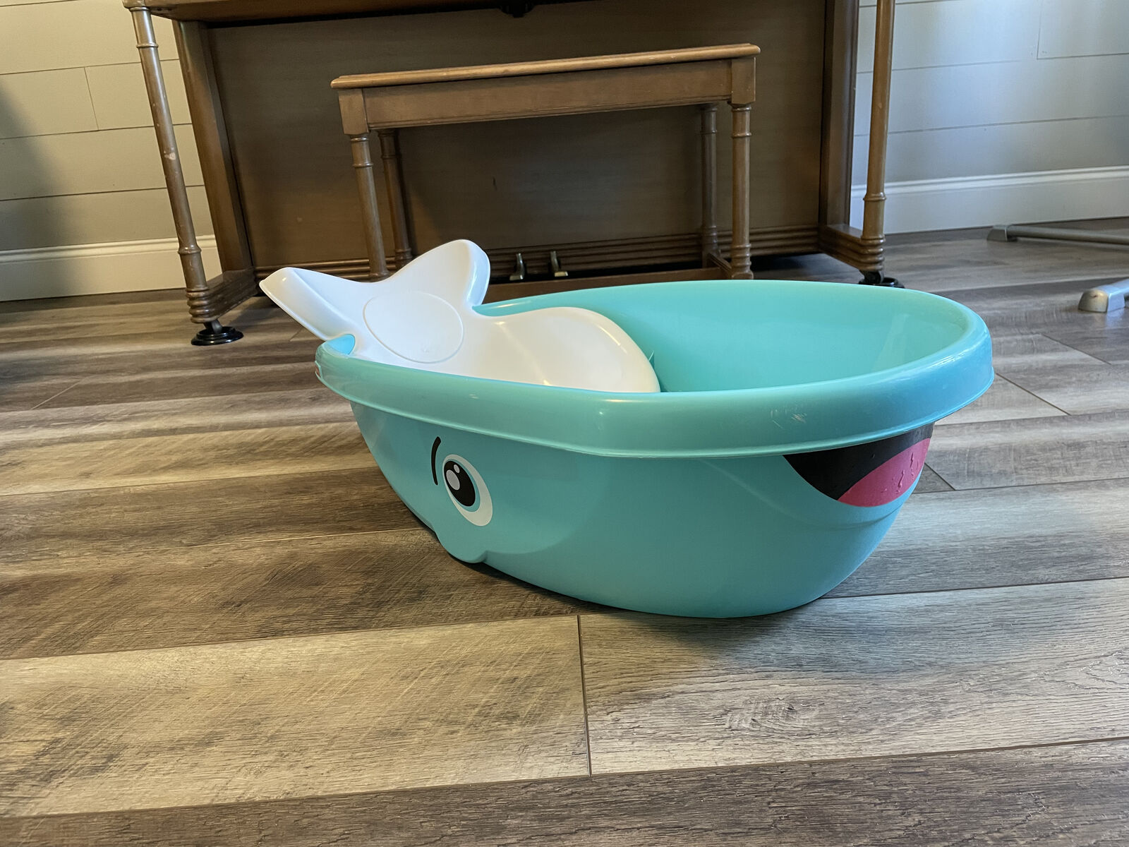 Fisher-Price Baby to Toddler Bath Whale of A Tub with Removable Infant Seat and Drain Plug