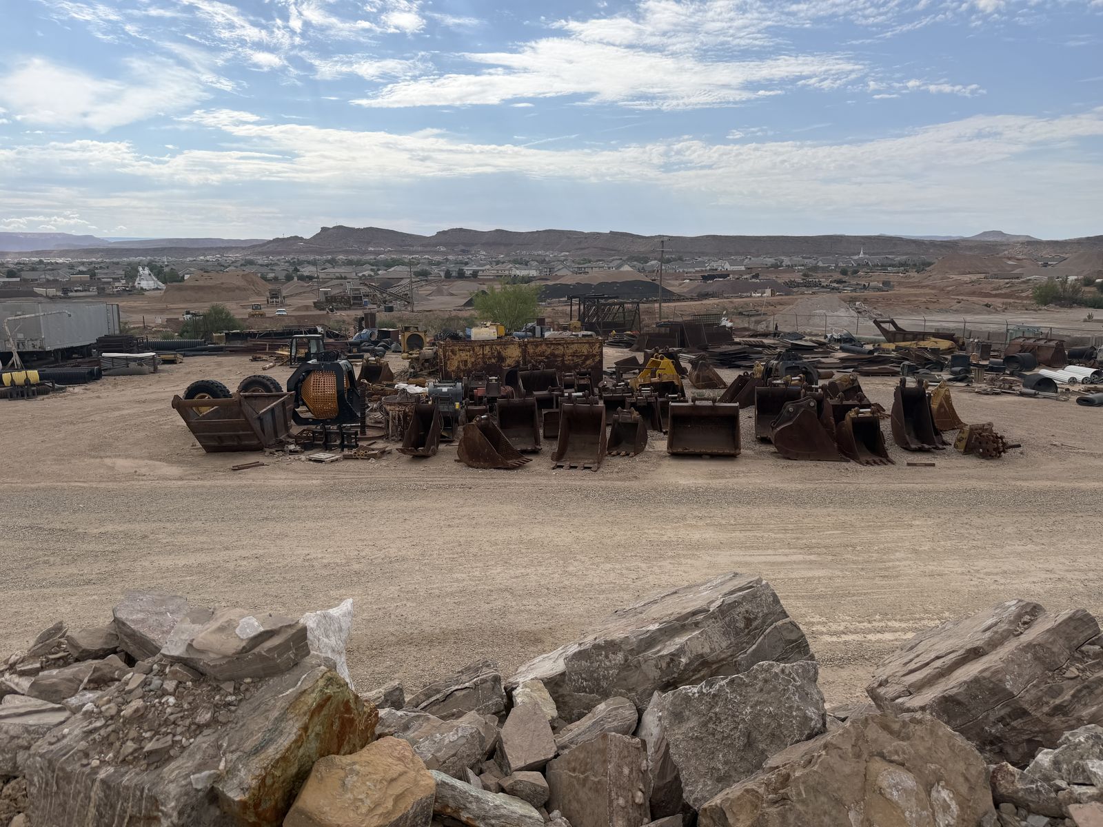 Various Heavy Equipment Buckets & Grapples for Excavators