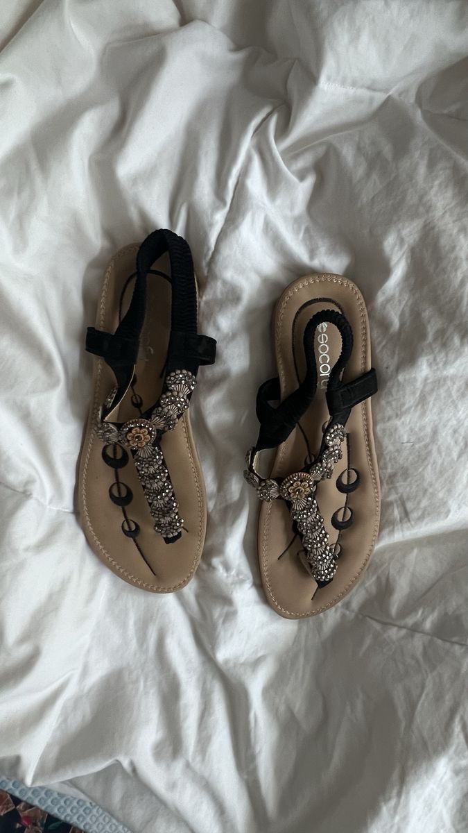 Socofy Embellished Rhinestone Flat Thong Sandals Black Tan Size 37/8.5 US