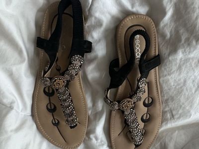 Socofy Embellished Rhinestone Flat Thong Sandals Black Tan Size 37/8.5 US