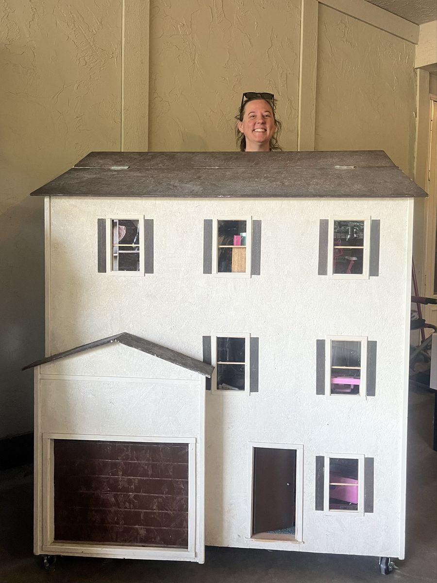 Barbie Dollhouse - 2-bedroom, Furnished, Electric Lights, Garage, Basement