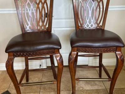 Set of 2 Wooden Bar Stools with Leather Seats and Intricate Backs