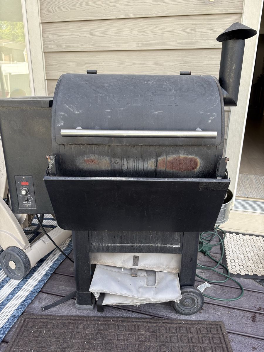 Used Traeger Pro Series 22 Wood Pellet Grill - Black, with Digital Arc Controller