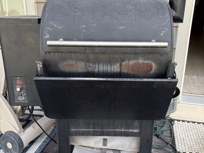 Used Traeger Pro Series 22 Wood Pellet Grill - Black, with Digital Arc Controller