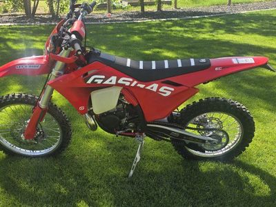 2025 GASGAS EC 300 Dirt Bike, Red, Excellent Condition, Off-Road Motorcycle