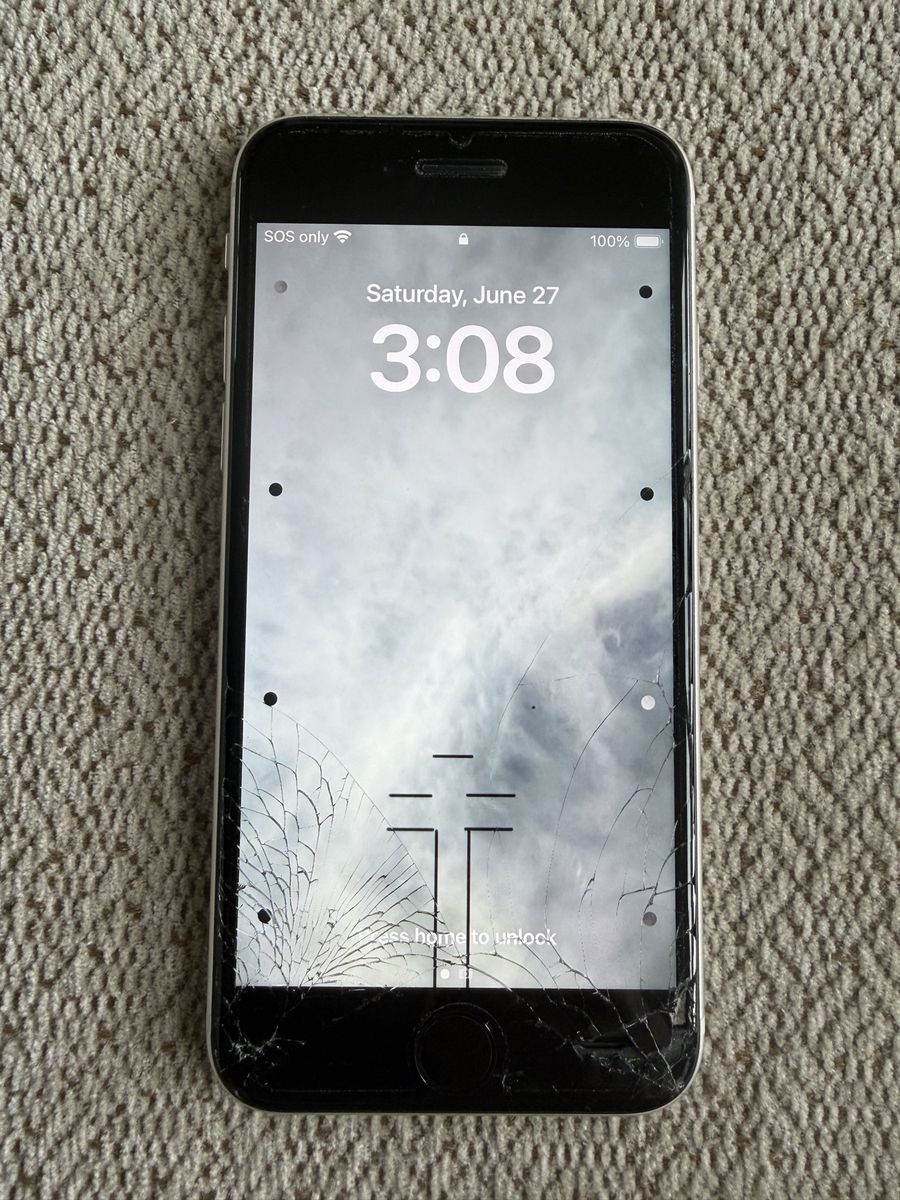 Apple iPhone SE (3rd Gen) 128GB - White (Unlocked w/ Cracked Screen)