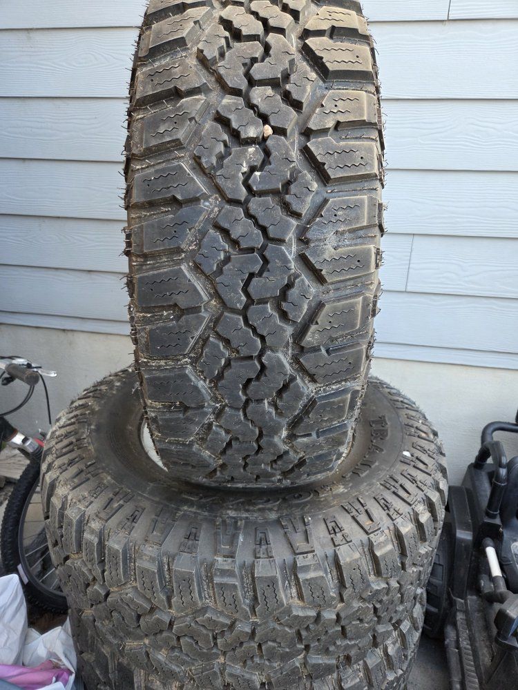 35x12.50r17 Trail Hog A/T-4 with rims