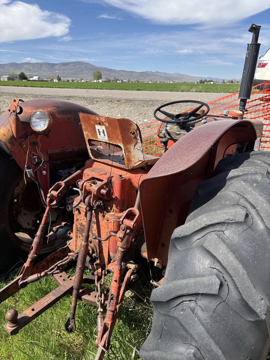 International 424 Tractor