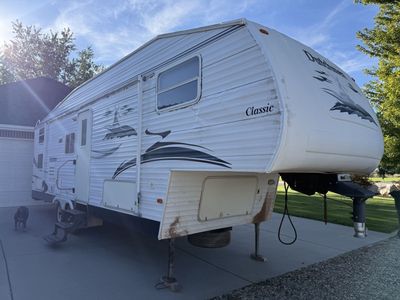 Dutchmen Classic Fifth Wheel RV 2005 with Slide-Out and Spacious Interior