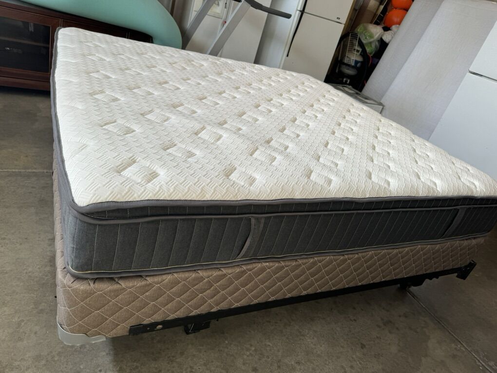 King Bed Complete $200 Matress Box Spring Frame