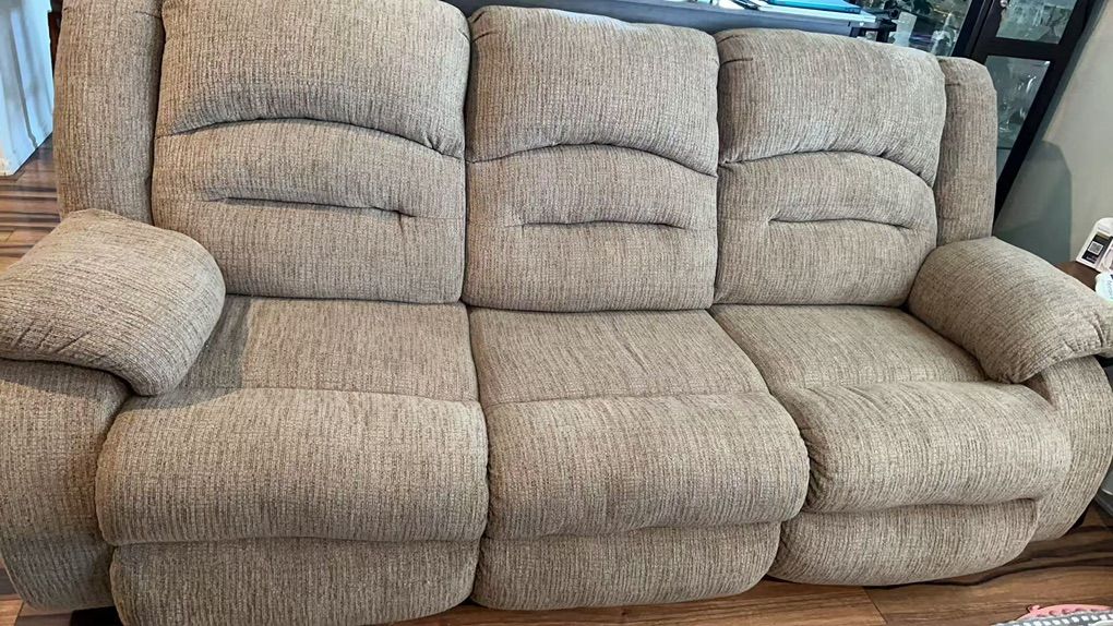 Selling a full 3 piece reclining sofa Set
