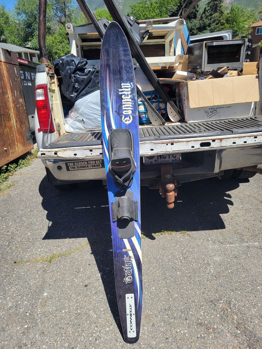 Slalom water ski