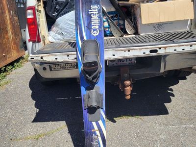 Slalom water ski