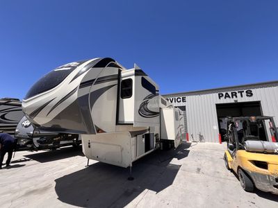 Great deal ‘20 Grand Design Solitude 377MBS w/ bunk room or office !