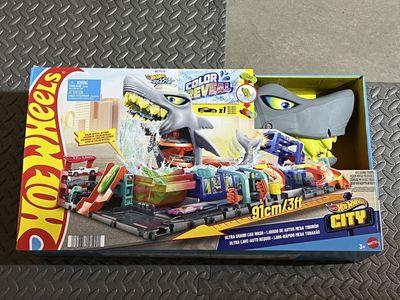 NEW: Hot Wheels Ultra Shark Car Wash