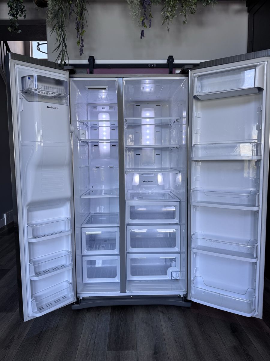 Samsung Stainless Steel Side by Side Refrigerator & freezer. Ice & Water Dispenser Work Great