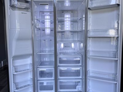 Samsung Stainless Steel Side by Side Refrigerator & freezer. Ice & Water Dispenser Work Great